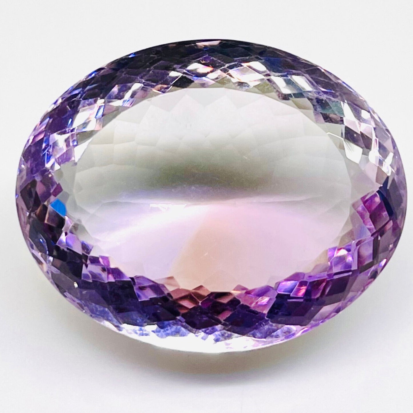 Améthyste du Bresil ovale a facettes 29x23x13 mm 54.35 carats