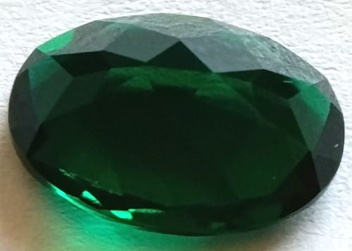 Emeraude hydrothermale ovale a facettes 14x10 mm 5.50 carats