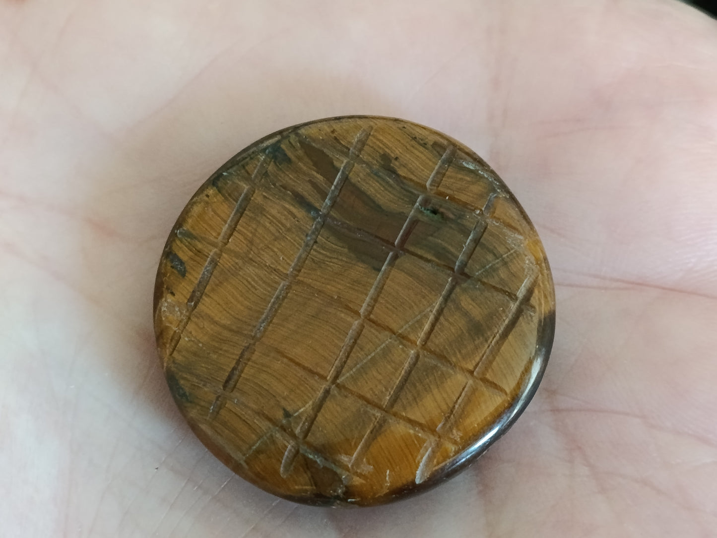 Oeil de tigre rond sculptéé 33.4x9.6 mm 90.2 carats