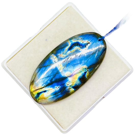 Labradorite naturelle géante percée – 110.30 carats – reflets multicolores
