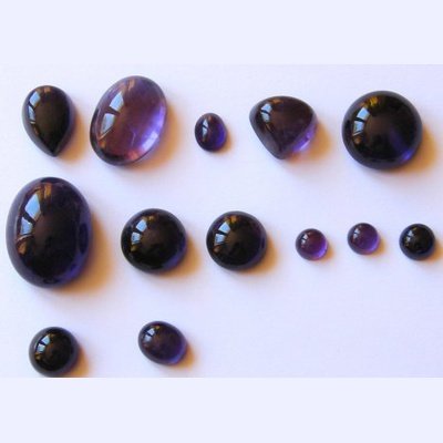 Lot de 200 carats d'amethystes naturelles cabochons tailles diverses