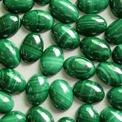 Malachite naturelle taille ovale cabochon 7x5 mm 1.28 carats