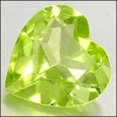 Peridot naturel coeur a facettes 8x8 mm 1.73 carats