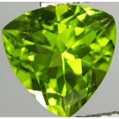 Peridot naturel trilliant a facettes 9x9 mm 3.20 carats