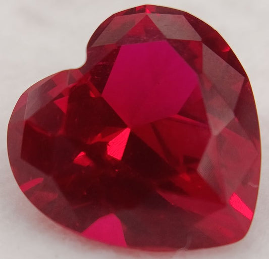 Rubis verneuil coeur a facettes 12x12 mm 8.00 carats sur fond blanc 1