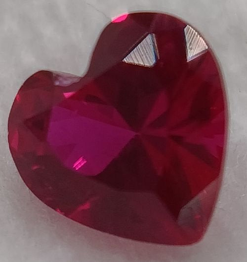 Rubis verneuil coeur a facettes 5x5 mm 0.50 carat sur fond blanc 1