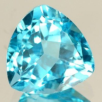 Topaze bleu suisse trilliant a facettes 5 mm 0.42 carat