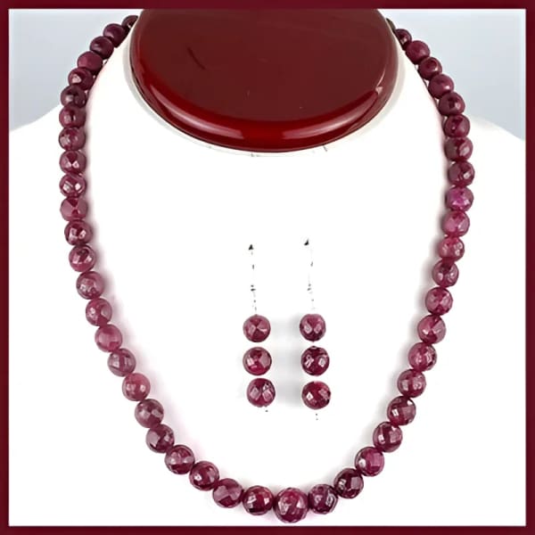 Collier en rubis naturel + boucles d'oreilles offertes 422.00 cts