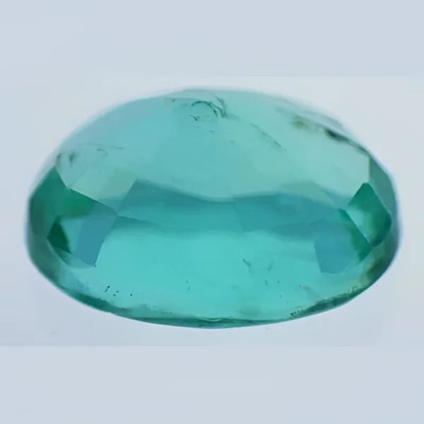 Émeraude naturelle de Zambie ovale a facettes 8x6 mm 1.05 carat