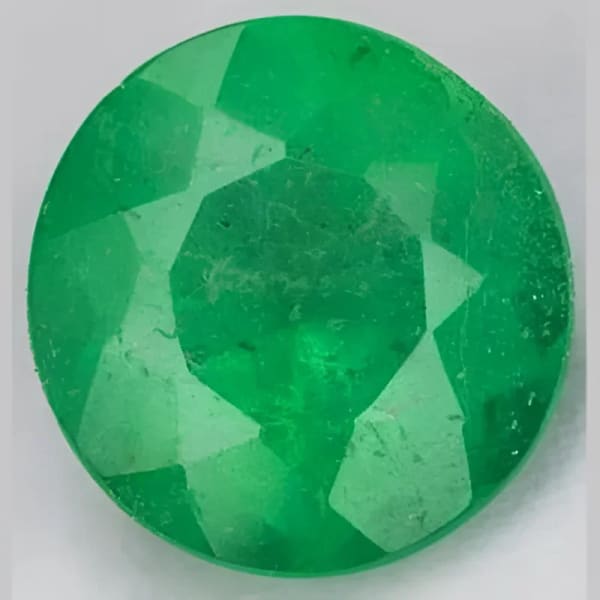 Émeraude naturelle du Brésil ronde a facettes 7 mm 1.50 carat