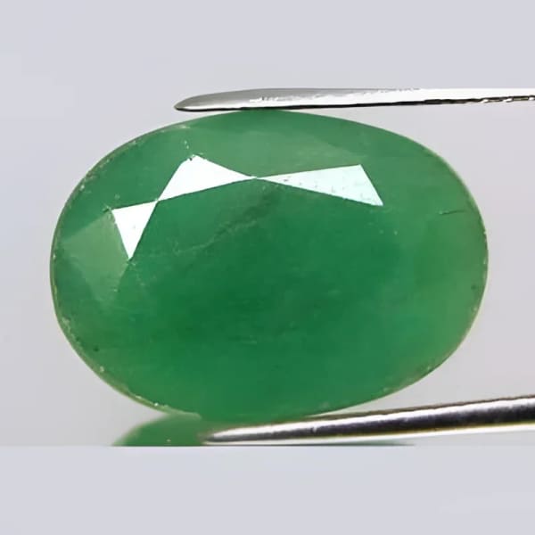Émeraude naturelle ovale a facettes 14.5x10x5.5 mm 5.40 carats avec certificat