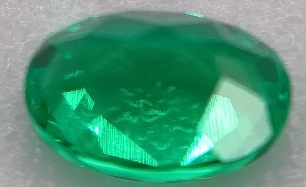 Emeraude hydrothermale ovale a facettes 6x4 mm 0.46 carat 1