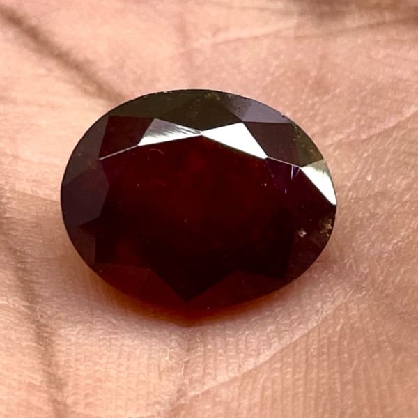 Grenat hessonite ovale a facettes 14x11x8 mm 9.60 carats