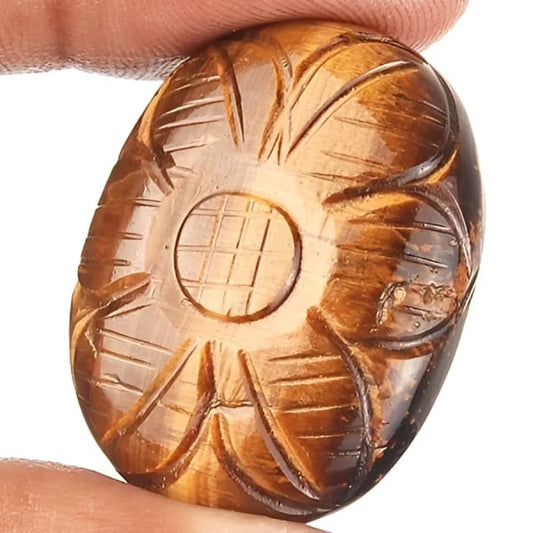 Oeil de tigre ovale sculpté 32.3x24.3x8.7 mm 59.25 carats