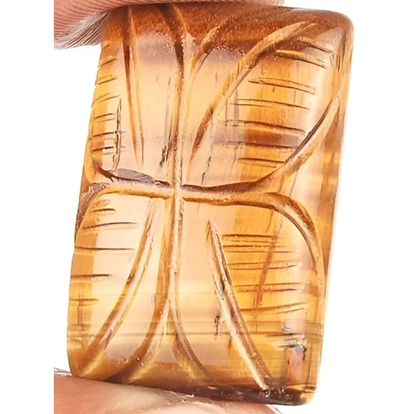 Oeil de tigre rectangle sculpté 31.6x22.3x6.5 mm 49.85 carats