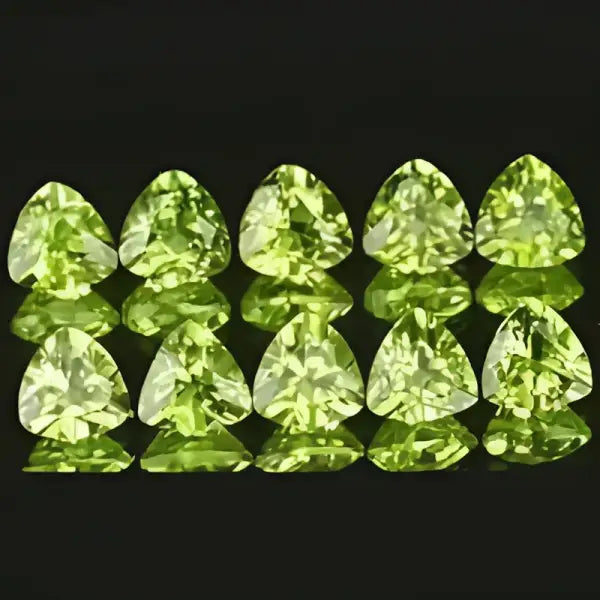 Peridot naturel trilliant a facettes 4x4 mm 0.30 carat
