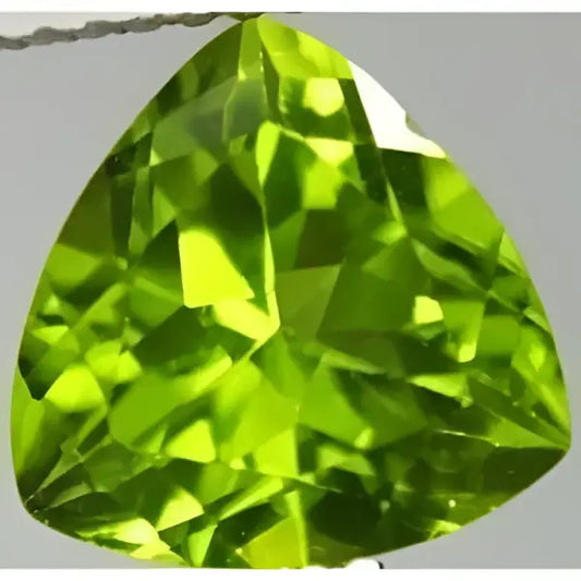 Peridot naturel trilliant a facettes 8x8 mm 2.07 carats