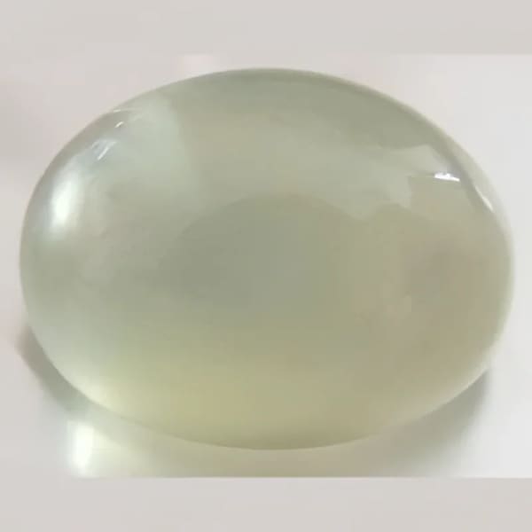 Prehnite taille ovale cabochon 14x10 mm 8.10 carats