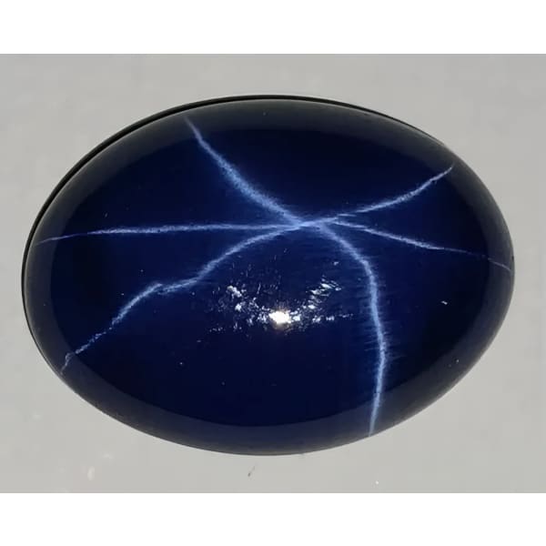 Saphir synthétique étoilé bleu ovale cabochon