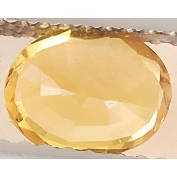 Saphir jaune ovale a facettes 7.3x5.8x3.3 mm 1.25 carat
