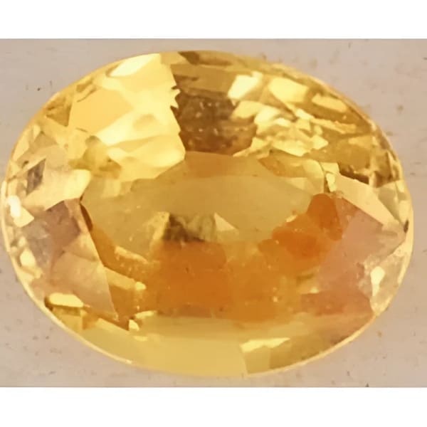 Saphir jaune ovale a facettes 7.3x5.8x3.3 mm 1.25 carat