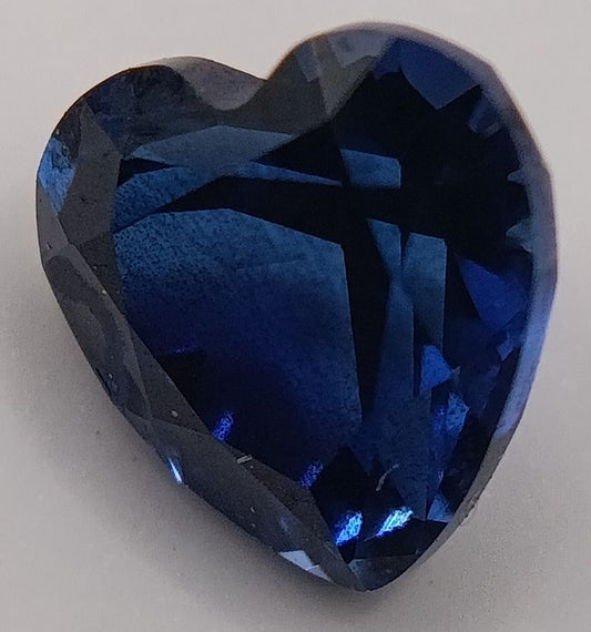 Saphir synthétique verneuil taille Coeur à facettes de 5x5 mm 0.60 carat 1