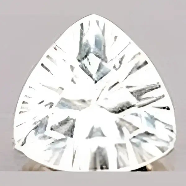 Topaze blanche naturelle trilliant a facettes 10 mm 3.45 carats