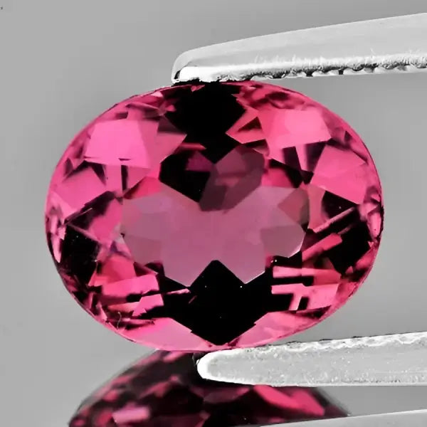 Tourmaline rose ou rubellite ovale a facettes 7.11x5.41x3.39 mm 0.86 carat
