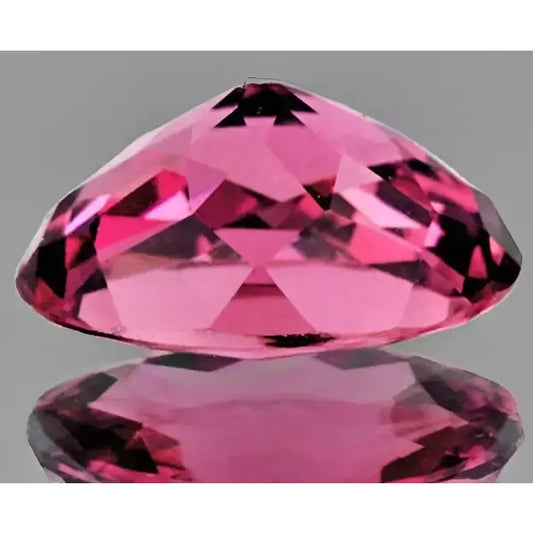 Tourmaline rose ou rubellite ovale a facettes 7.11x5.41x3.39 mm 0.86 carat