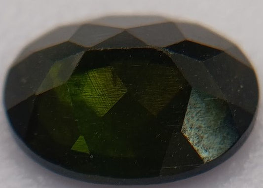 Tourmaline verte foncée ovale a facettes 9x7 mm 1.88 carat