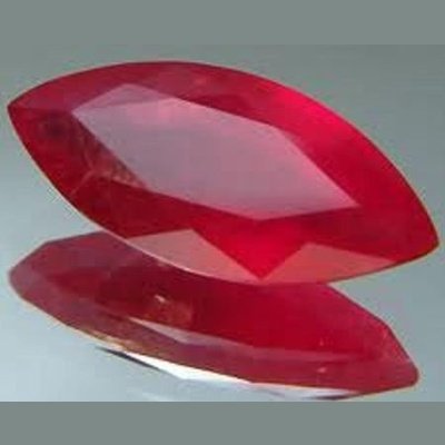 Rubis verneuil taille marquise à facettes de 10x5 mm à 14x7 mm