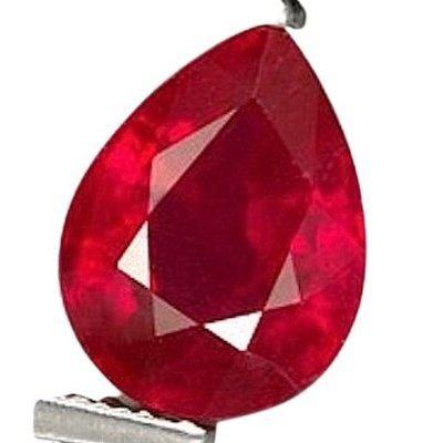 Rubis synthétique rouge vif, pierre précieuse de laboratoire aux reflets éclatants, pour bijoux et créations joaillières.