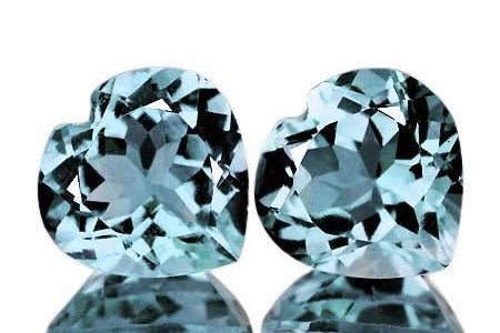 Aigue-marine facettée coeur, pierre bleu clair scintillante pour une bague ou un pendentif marin.