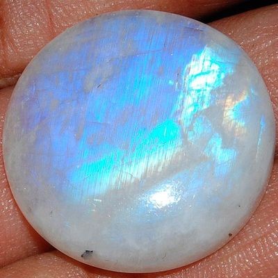 Pierre de Lune en cabochon ronde,  laiteuse aux reflets bleutés flottants, pour pendentif ou bague féerique.