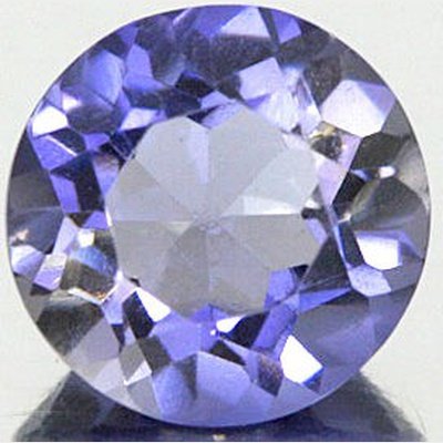 Pierre d’iolite naturelle aux reflets bleu et violet, montrant son effet pléochroïque unique.