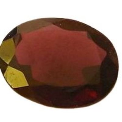 Grenat almandin taillé , pierre fine rouge profond avec des reflets violets, pour bague ou pendentif sophistiqué.