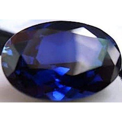 Saphir synthétique bleu facetté, pierre de laboratoire identique au naturel, pour une bague ou bijou haut de gamme.
