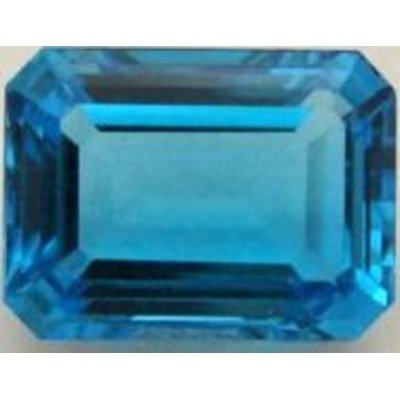 Topaze Bleu Suisse facettée , pierre traitée aux reflets bleu glacier pour bague ou pendentif sophistiqué.