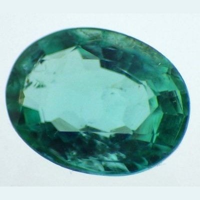 Émeraude naturelle de Zambie ovale a facettes 8x6 mm 1.05 carat