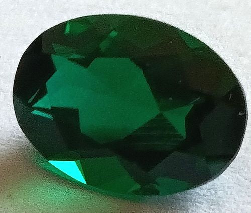 Emeraude hydrothermale ovale a facettes 14x10 mm 5.50 carats