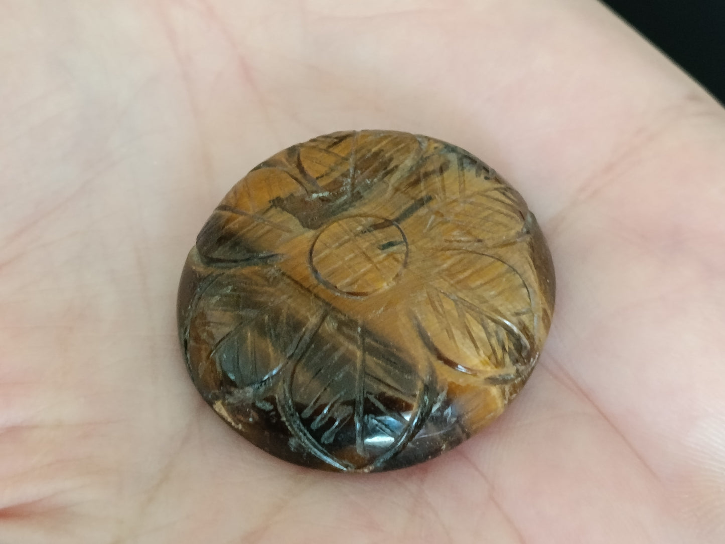 Oeil de tigre rond sculptéé  33.4x9.6 mm  90.2 carats