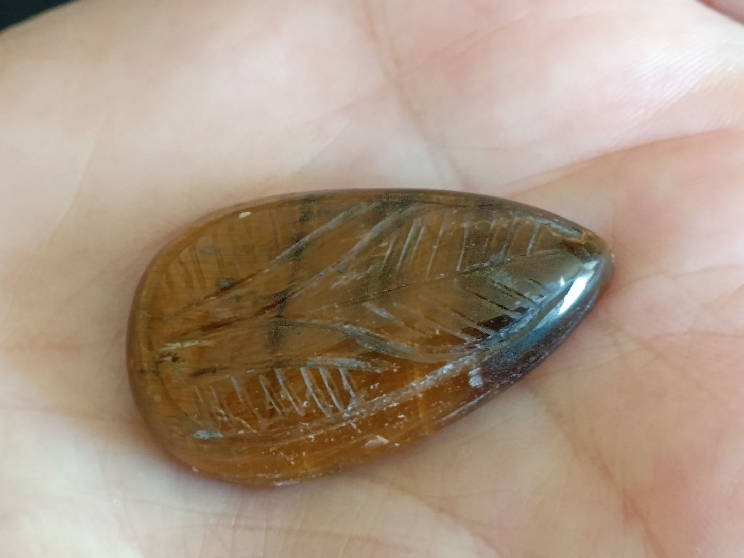 Oeil de tigre poire sculptéé  40x24x9.8 mm  72.60 carats