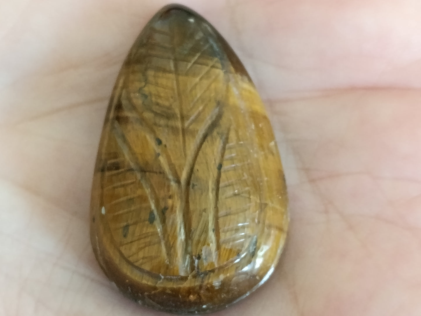 Oeil de tigre poire sculptéé  40x24x9.8 mm  72.60 carats
