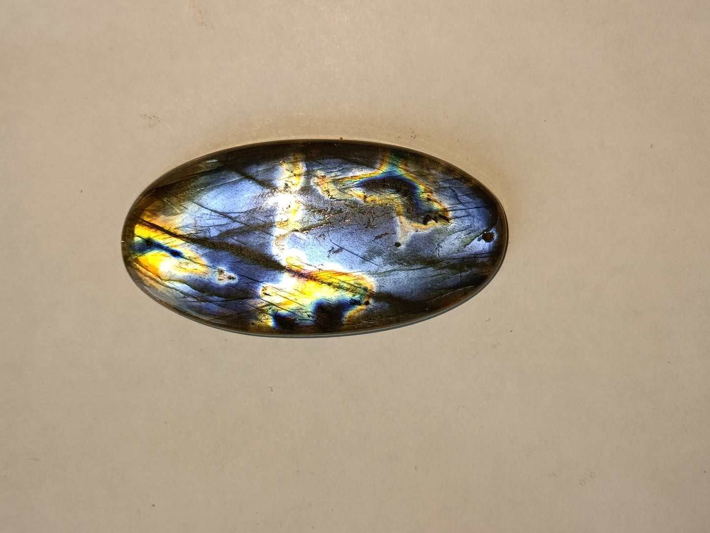 Labradorite naturelle géante percée – 110.30 carats – reflets multicolores