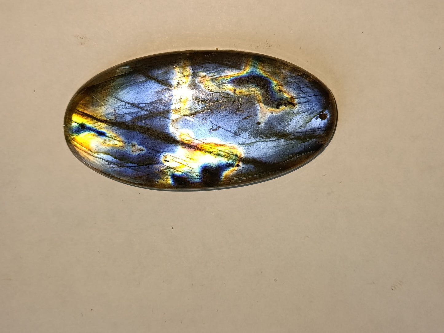 Labradorite naturelle géante percée – 110.30 carats – reflets multicolores