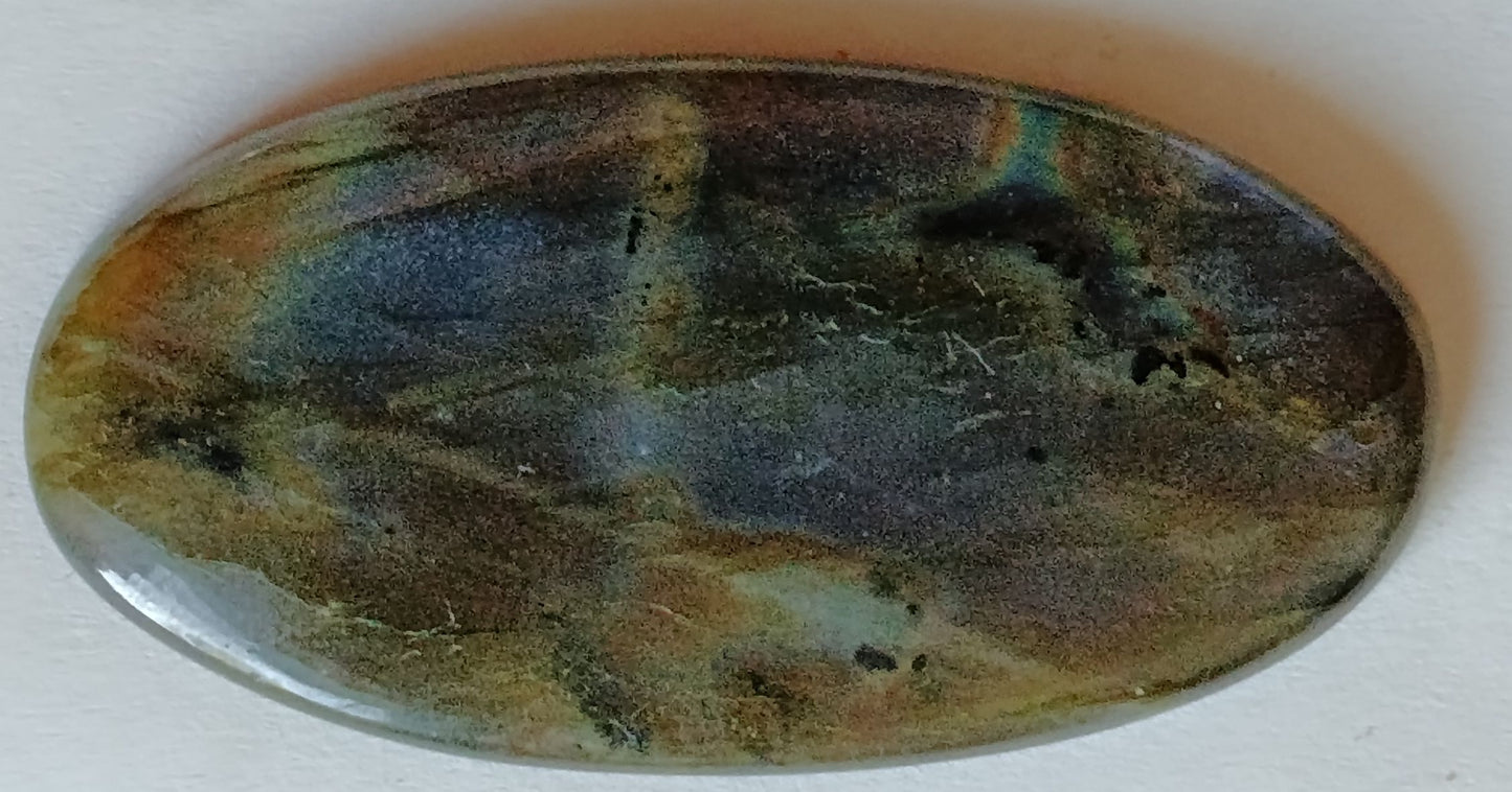 Labradorite naturelle géante percée – 110.30 carats – reflets multicolores