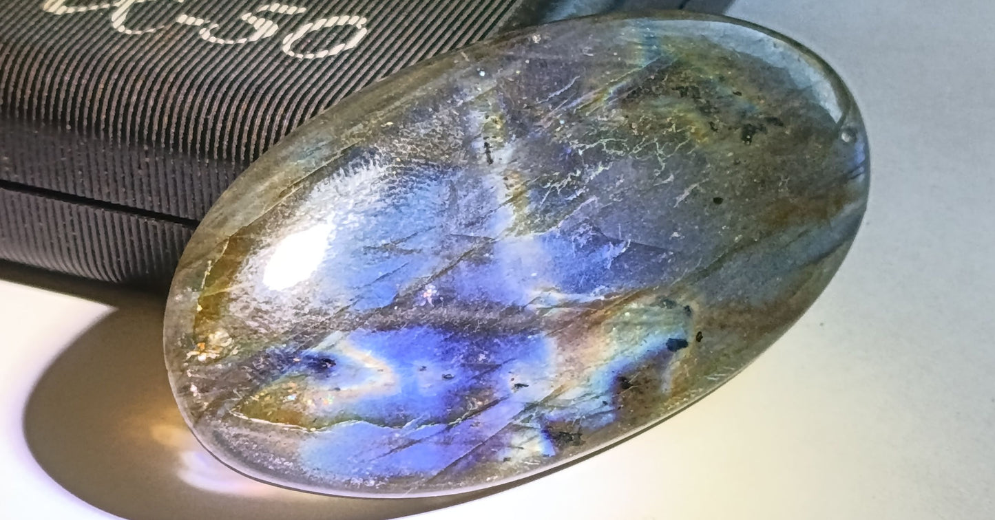 Labradorite naturelle géante percée – 110.30 carats – reflets multicolores