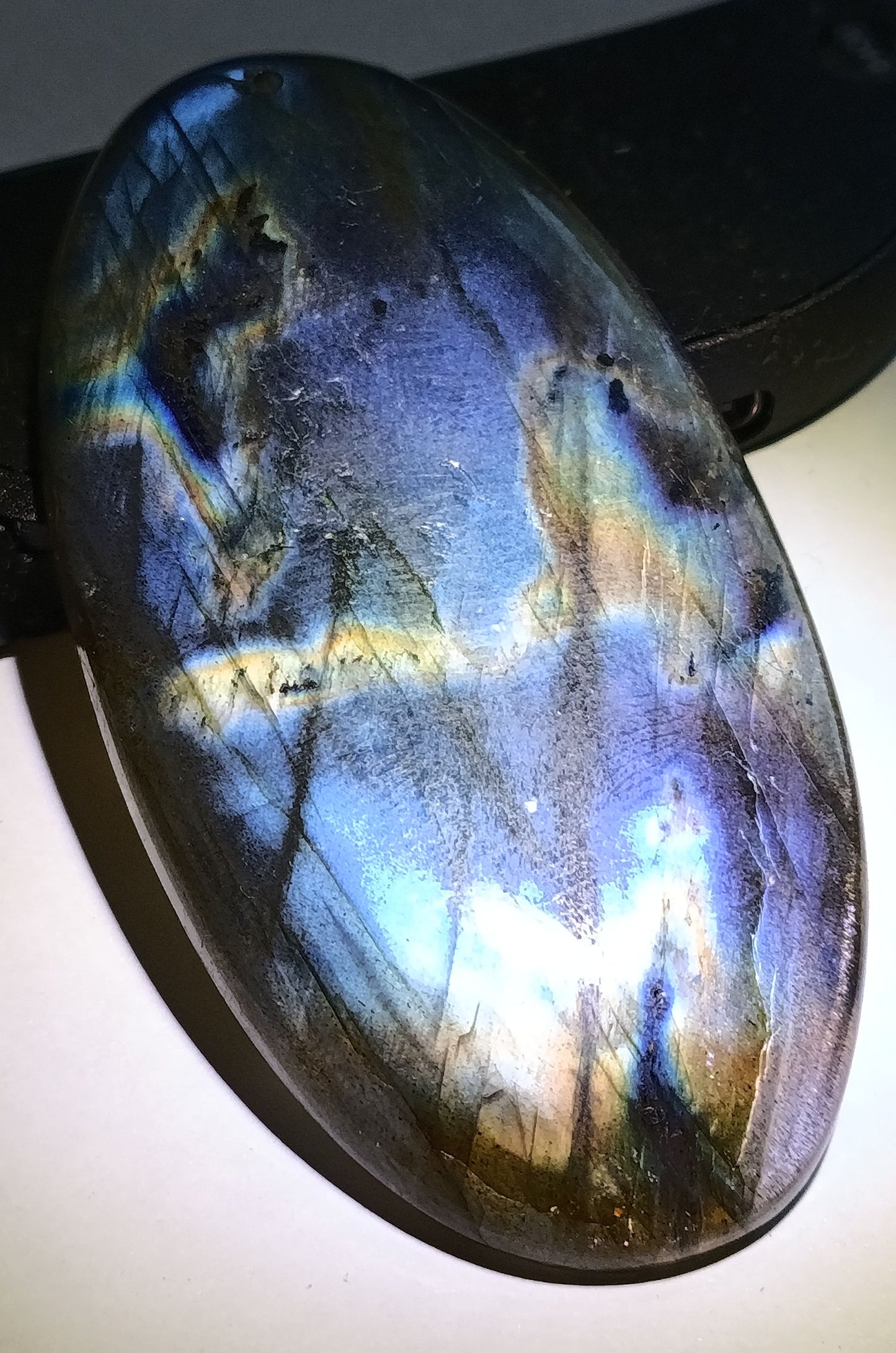Labradorite naturelle géante percée – 110.30 carats – reflets multicolores