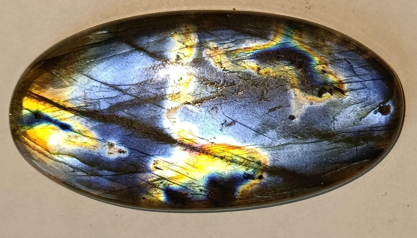 Labradorite naturelle géante percée – 110.30 carats – reflets multicolores