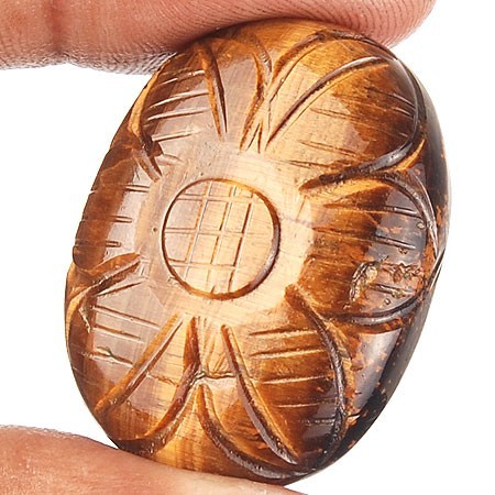 Oeil de tigre ovale sculpté 32.3x24.3x8.7 mm 59.25 carats
